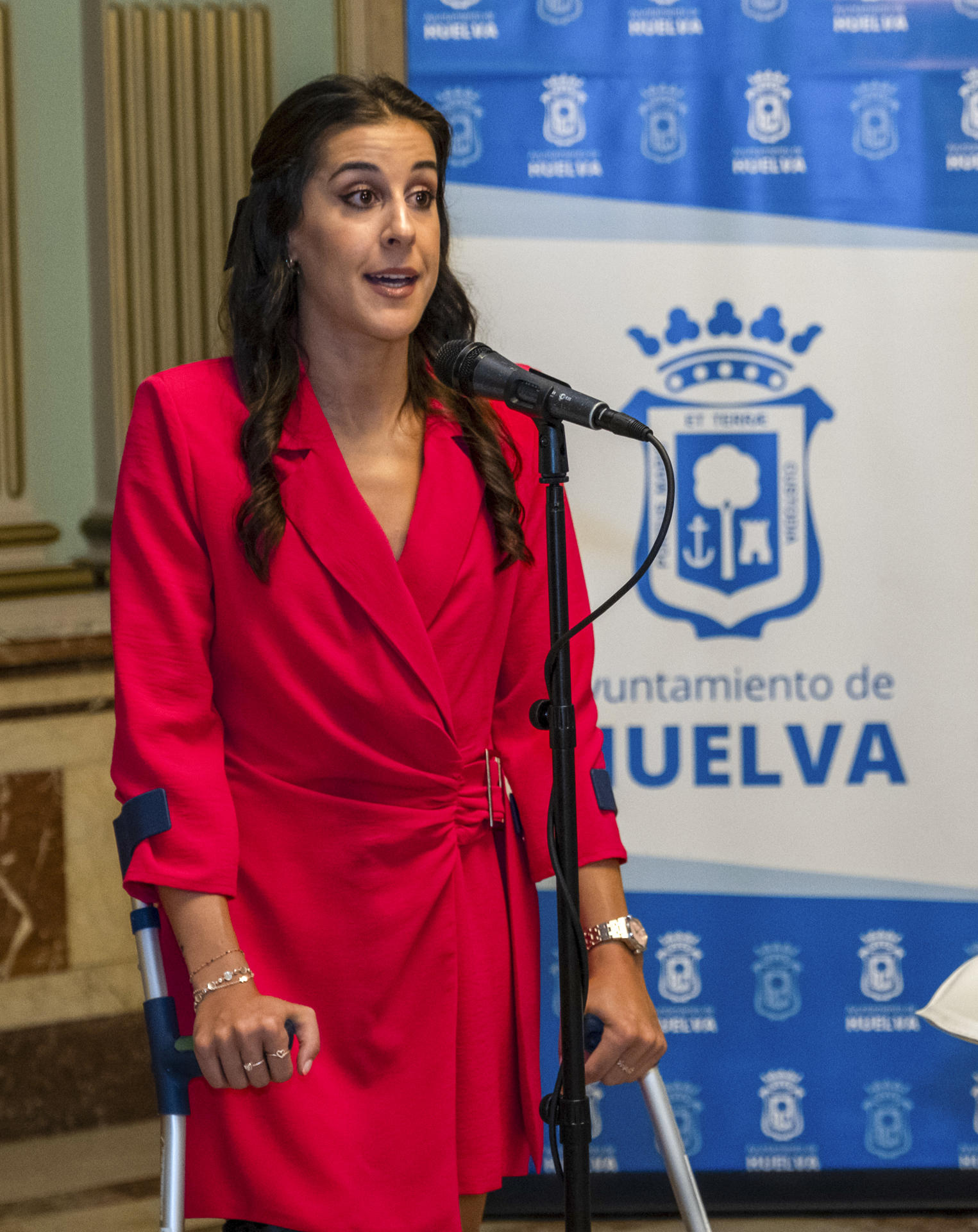 La deportista onubense Carolina Marín durante el homenaje que ha recibido en el ayuntamiento de Huelva. EFE/ Julián Pérez.
