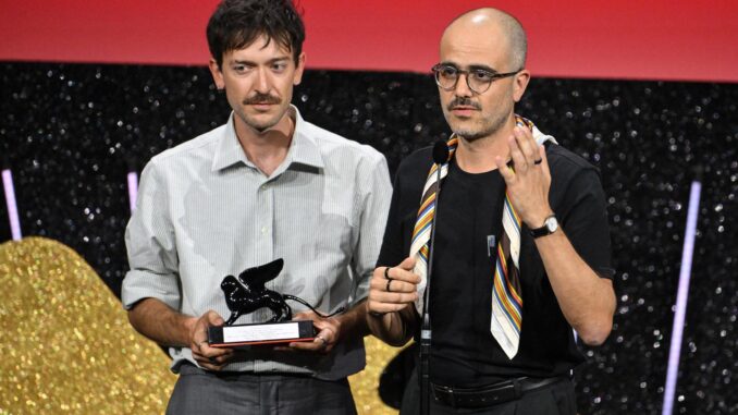 Los guionistas brasileños Murilo Hauser (d) and Heitor Lorega (i) recogen el premio al mejor guion en la 81 edición del Festival de Cine de Venecia por 'Ainda estou aqui', un filme sobre las vicisitudes de una familia durante la dictadura brasileña (1964-1985), dirigido por Walter Salles. EFE/EPA/Ettore Ferrari
