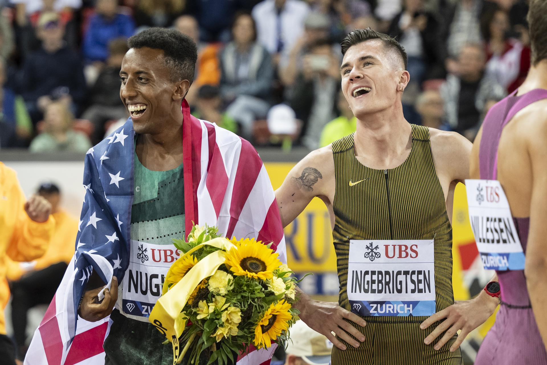 El estadounidense Yared Nuguse, tras ganar los 1.500 metros de la reunión de Zúrich por delante del noruego  Jakob Ingebrigtsen- EFE/EPA/JEAN-CHRISTOPHE BOTT
