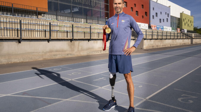 El triatleta paralímpico Dani Molina posa para EFE con la medalla de oro olímpica durante un entrenamiento en Guadalajara. A punto de cumplir 50 años, y después de conseguir su primera medalla de oro en los Juegos Paralímpicos de París 2024, el triatleta Dani Molina cuenta a EFE que trata de disfrutar el momento sin perder de vista su próxima participación en el Campeonato de Europeo de Triatlón en Vichy (Francia). EFE/Nacho Izquierdo
