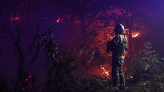 Un bombero en un incendio, en una fotografía de archivo. EFE/ Sxenick
