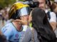 El belga Remco Evenepoel  besa a su novia tras gana el Mundial de ciclismo en ruta que se disputan en Zúrich, Suiza. EFE/EPA/MICHAEL BUHOLZER