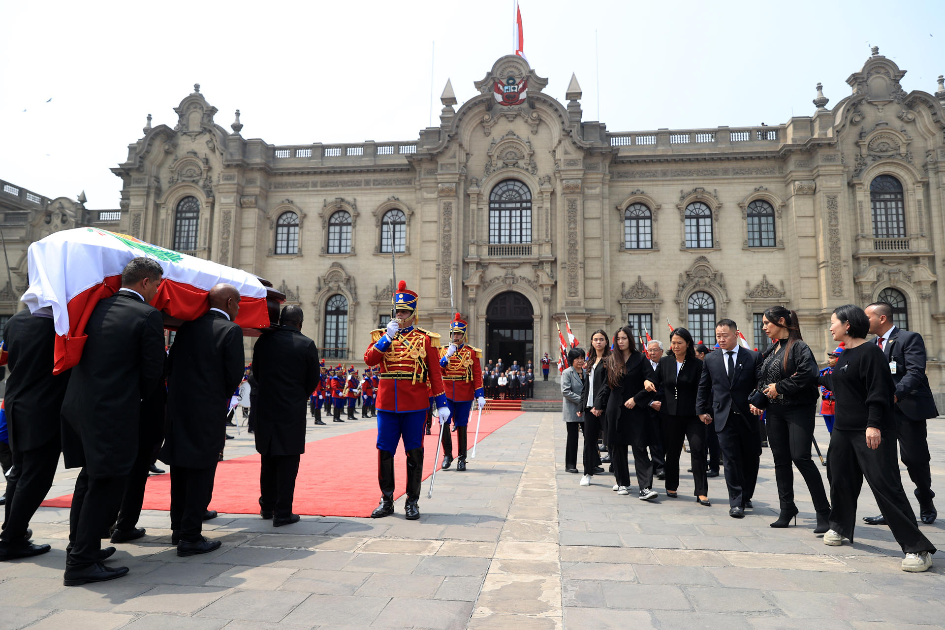 Fotografía cedida por la Presidencia de Perú de los familiares del fallecido expresidente de Perú, Alberto Fujimori, llegando con el cortejo fúnebre a un encuentro con la presidenta de Perú, Dina Boluarte, este sábado, en un acto en honor al fallecido expresidente de Perú, Alberto Fujimori, en Lima (Perú). EFE/ Presidencia de Perú
