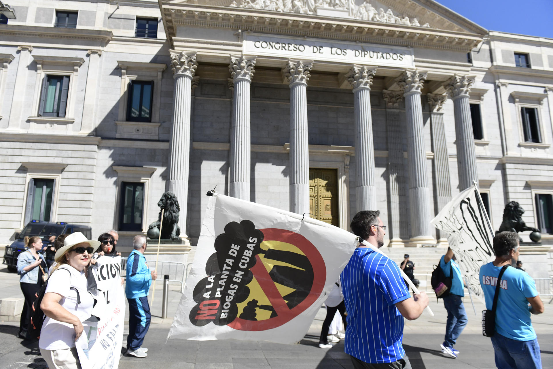 Asistentes a la manifestación bajo el lema 'Ni en tu pueblo, ni en el mío', convocada por 18 asociaciones de la España Vaciada en contra de la instalación de macrogranjas y plantas de gas, este sábado en Madrid. EFE/ Victor Lerena
