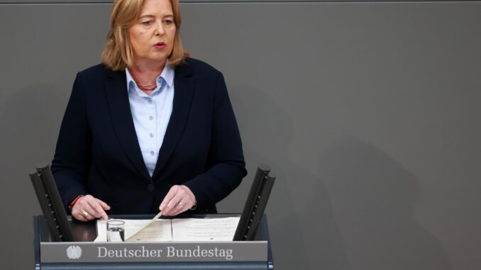 La presidenta del Bundestag, Baerbel Bas, durante la ceremonia con motivo del 75 aniversario de la cámara baja del Parlamento alemán, en Berlín. EFE/EPA/CLEMENS BILAN
