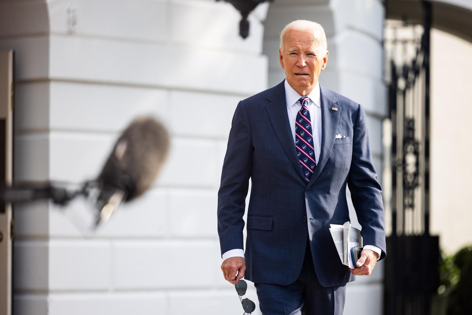 El presidente de Estados Unidos, Joe Biden, se prepara para hablar brevemente con los medios antes de partir de la Casa Blanca para un viaje de un día a Wilmington, luego a Filadelfia, en Washington, DC, EE. UU., el 16 de septiembre de 2024. EFE/EPA/Jim Lo Scalzo / POOL
