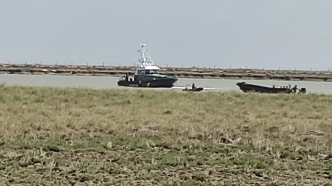 La Guardia civil procede a la extracción de la embarcación del río Guadalquivir en una operación en la que un narcotraficante ha fallecido y cuatro han resultado heridos tras impactar su embarcación contra la costa cuando huían de los agentes de la Guardia Civil en Cádiz. EFE/ Guardia Civil  **SOLO USO EDITORIAL/SOLO DISPONIBLE PARA ILUSTRAR LA NOTICIA QUE ACOMPAÑA (CRÉDITO OBLIGATORIO)***
