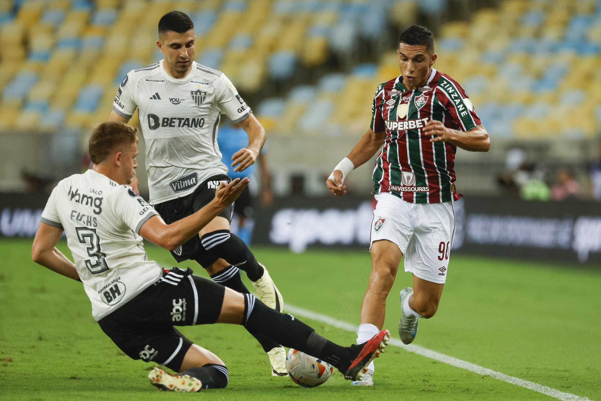 Kevin Serna (d) de Fluminense disputa el balón con Bruno Fuchs de Mineiro en el partido de ida de cuartos de final de la Copa Libertadores. EFE/ Antonio Lacerda
