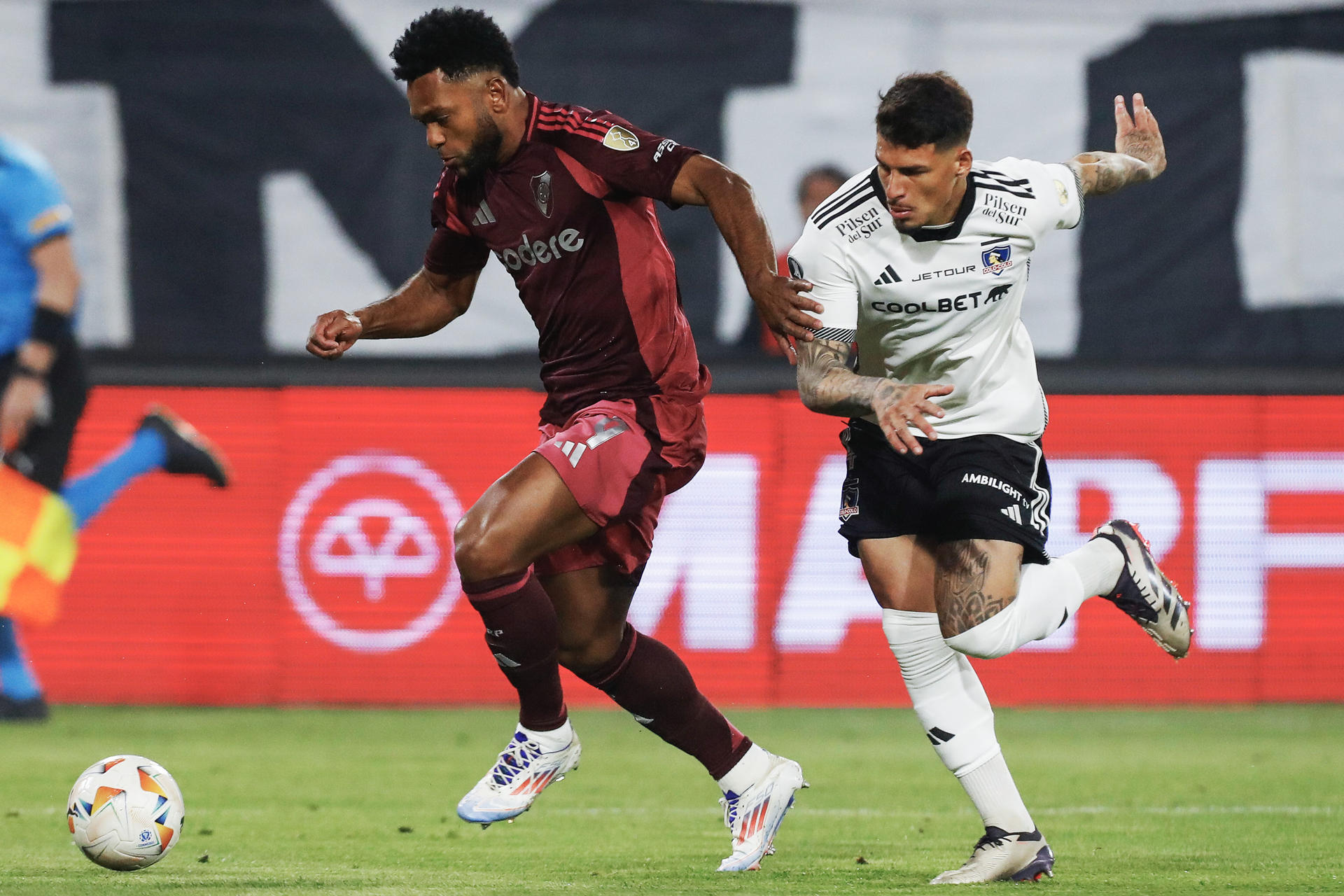 Alan Saldivia (d) de Colo Colo disputa un balón con Miguel Borja de River en el partido de ida de cuartos de final de la Copa Libertadores. EFE/ Osvaldo Villarroel
