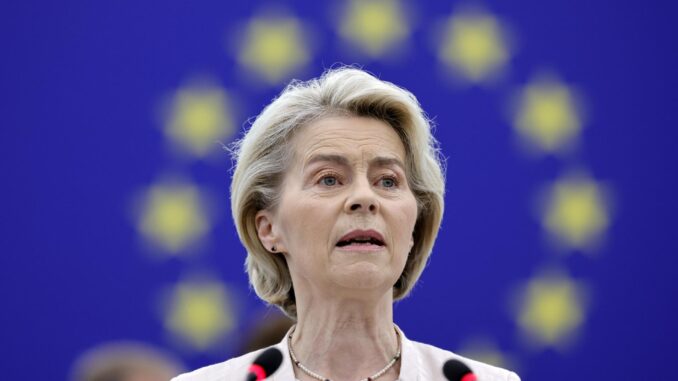 Imagen de archivo de la presidenta del Banco Central Europeo, Ursula von der Leyen. EFE/EPA/RONALD WITTEK
Estrasburgo (Francia), 18/07/2024.- La presidenta saliente de la Comisión Europea y candidata a la reelección, Ursula von der Leyen, pronuncia un discurso durante una sesión plenaria del Parlamento Europeo en Estrasburgo (Francia), este jueves. Los eurodiputados votan hoy la nominación de Von der Leyen para presidenta de la Comisión. EFE/ Ronald Wittek
