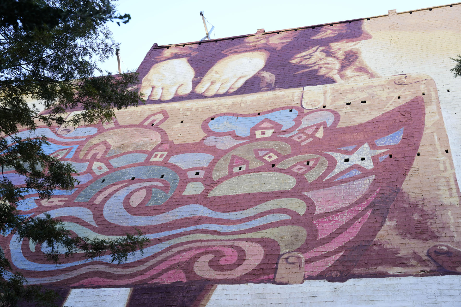 Acto de inauguración de un mural homenaje creado por el 'Mono' González y Roc Blackblock este sábado en Barcelona, una obra que alude a la gesta diplomática del escritor chileno Pablo Neruda para embarcar en el barco Winnipeg a más de 2.000 refugiados republicanos. EFE/Alejandro García
