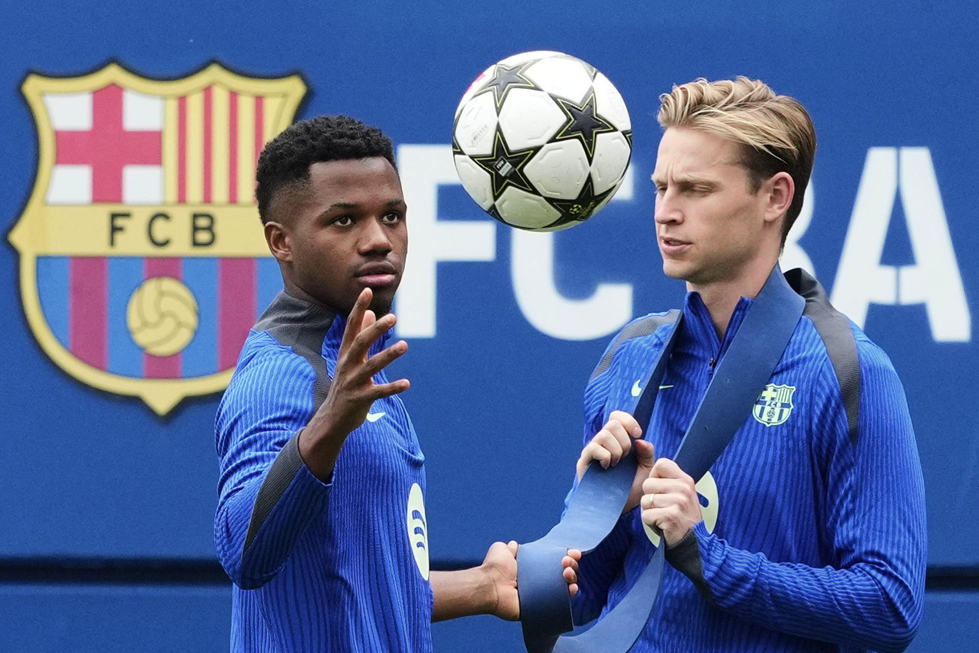 Los jugadores del FC Barcelona, Ansu Fati (i) y Frenkie de Jong (d), durante el entrenamiento que el equipo azulgrana ha realizado este miércoles en el estadio Johan Cruyff antes de viajar a Mónaco donde mañana debutan en la Liga de Campeones ante el AC Monaco. EFE/Alejandro García
