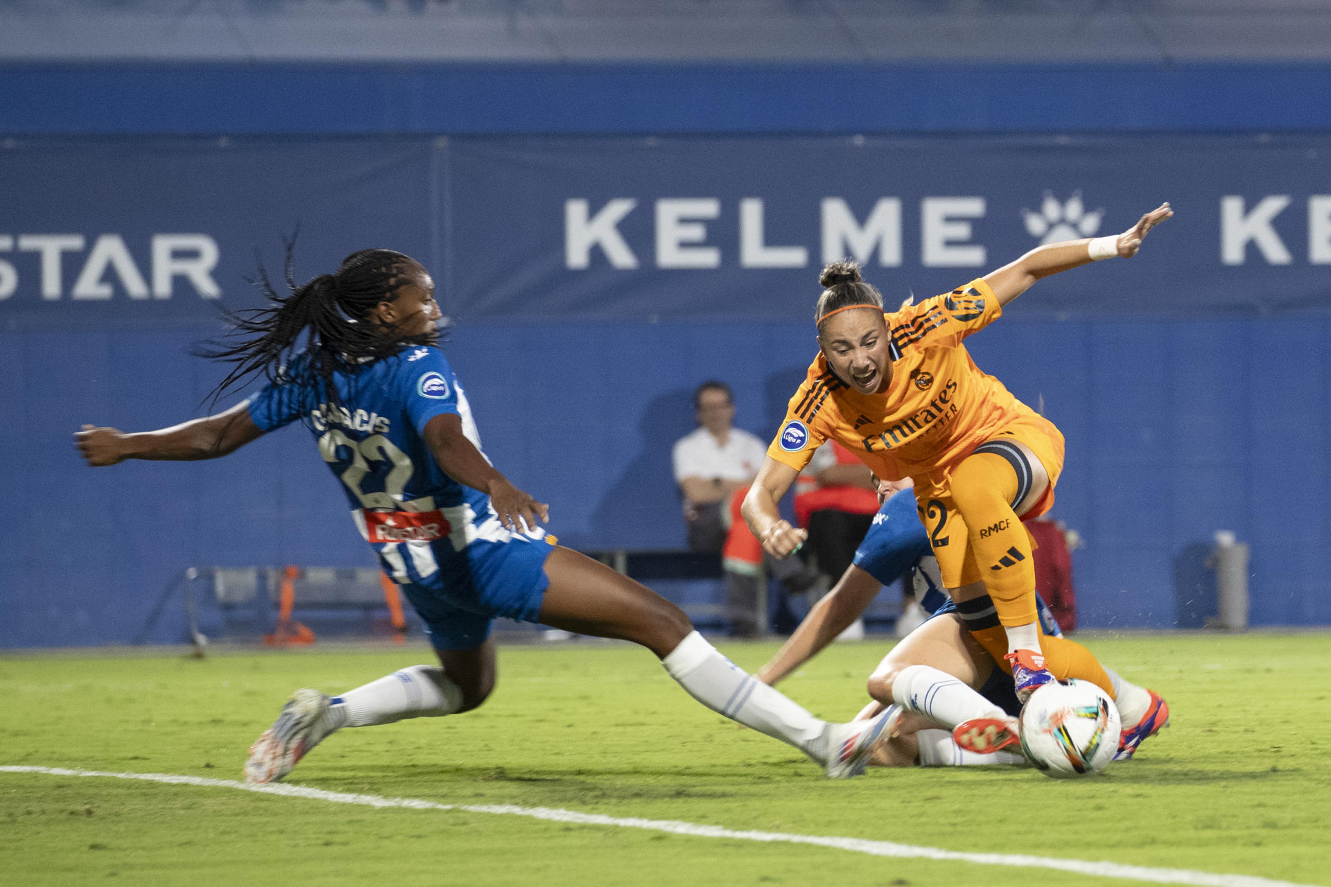 La defensa del Espanyol Daniela Caracas (i) disputa un balón con la delantera del Real Madrid Athenea del Castillo (d) durante el encuentro entre RCD Espanyol y Real Madrid de la primera jornada de la Liga F, este viernes en el estadio Ciudad Deportiva Dani Jarque de Sant Adrià de Besós (Barcelona). EFE/ Marta Pérez
