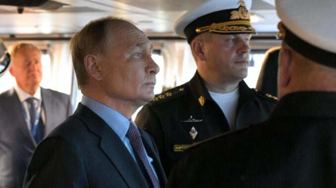 El presidente ruso, Vladimir Putin (C), acompañado por el comandante de la Flota del Pacífico en el puerto de Vladivostok, almirante Viktor Liina (2-D), visita la corbeta 'Rezkii'. EFE/EPA/VYACHESLAV PROKOFYEV/SPUTNIK/KREMLIN POOL MANDATORY CREDIT
