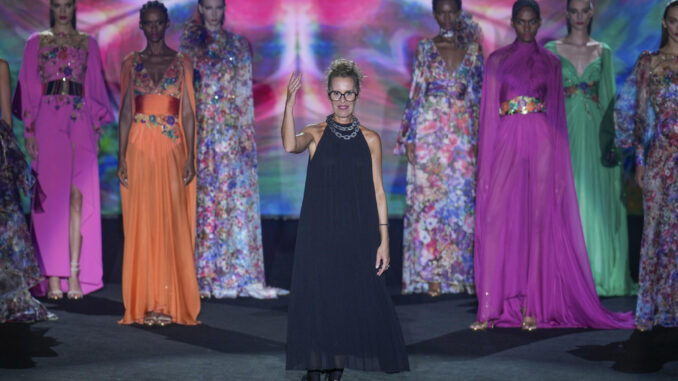 La diseñadora de moda española Isabel Angulo saluda a la multitud después de presentar sus creaciones de la marca de moda Hannibal Laguna durante un desfile de moda celebrado en el marco de la Mercedes-Benz Fashion Week Madrid, España, 13 de septiembre de 2024. El evento durará hasta el 16 de septiembre. EFE/Borja Sánchez-Trillo
