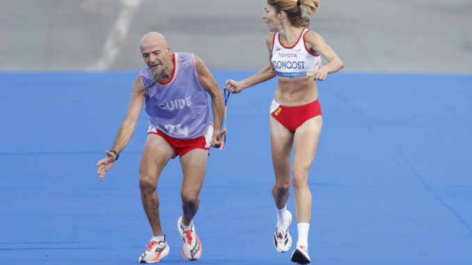 La atleta española Elena Congost, medalla de bronce en la final de la maratón T12 femenino, ayuda a su guía, que llega exhausto a la línea de meta en los Juegos Paralímpicos de París 2024. EFE/ Javier Etxezarreta
