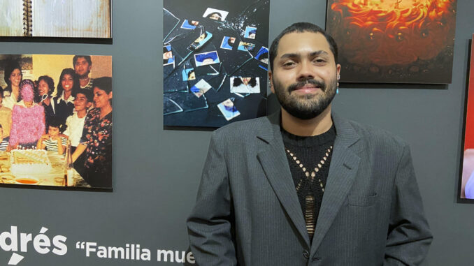 El artista venezolano Andrés Pérez durante la presentación de parte de su muestra de fotografiás este martes en el Museo de Roma, ganador del premio de fotografía del Instituto Italo-Latino Americano (IILA). EFE / Carmen Jaquete.
