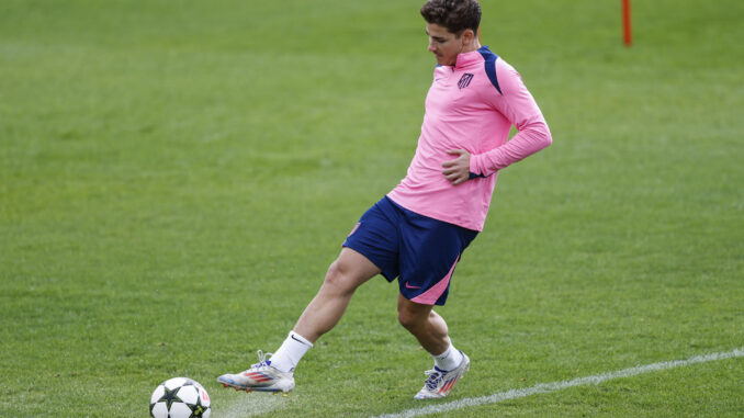 Julián Alvarez, durante el entrenamiento de este miércoles. EFE/Rodrigo Jiménez
