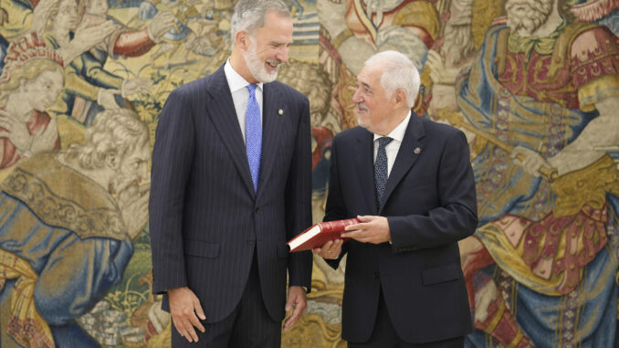 Felipe VI recibe en audiencia al presidente del Tribunal Constitucional, Cándido Conde-Pumpido, que le hace entrega de la memoria anual del tribunal, este miércoles en el Palacio de la Zarzuela. EFE/Borja Sánchez-Trillo
