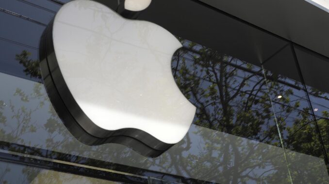 Imagen de archivo de un edificio con el logo de Apple. ) EFE/EPA/JOHN G. MABANGLO
