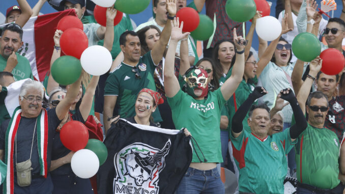 Hinchas de México animan en un partido del grupo A de la Copa Mundial Femenina sub-20. EFE/ Luis Eduardo Noriega Arboleda
