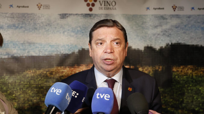 Imagen de archivo del ministro de Agricultura, Pesca y Alimentación, Luis Planas, en declaraciones a los medios antes de participar en un acto de la interprofesional del vino de España (OIVE). EFE/ Lucía Goñi
