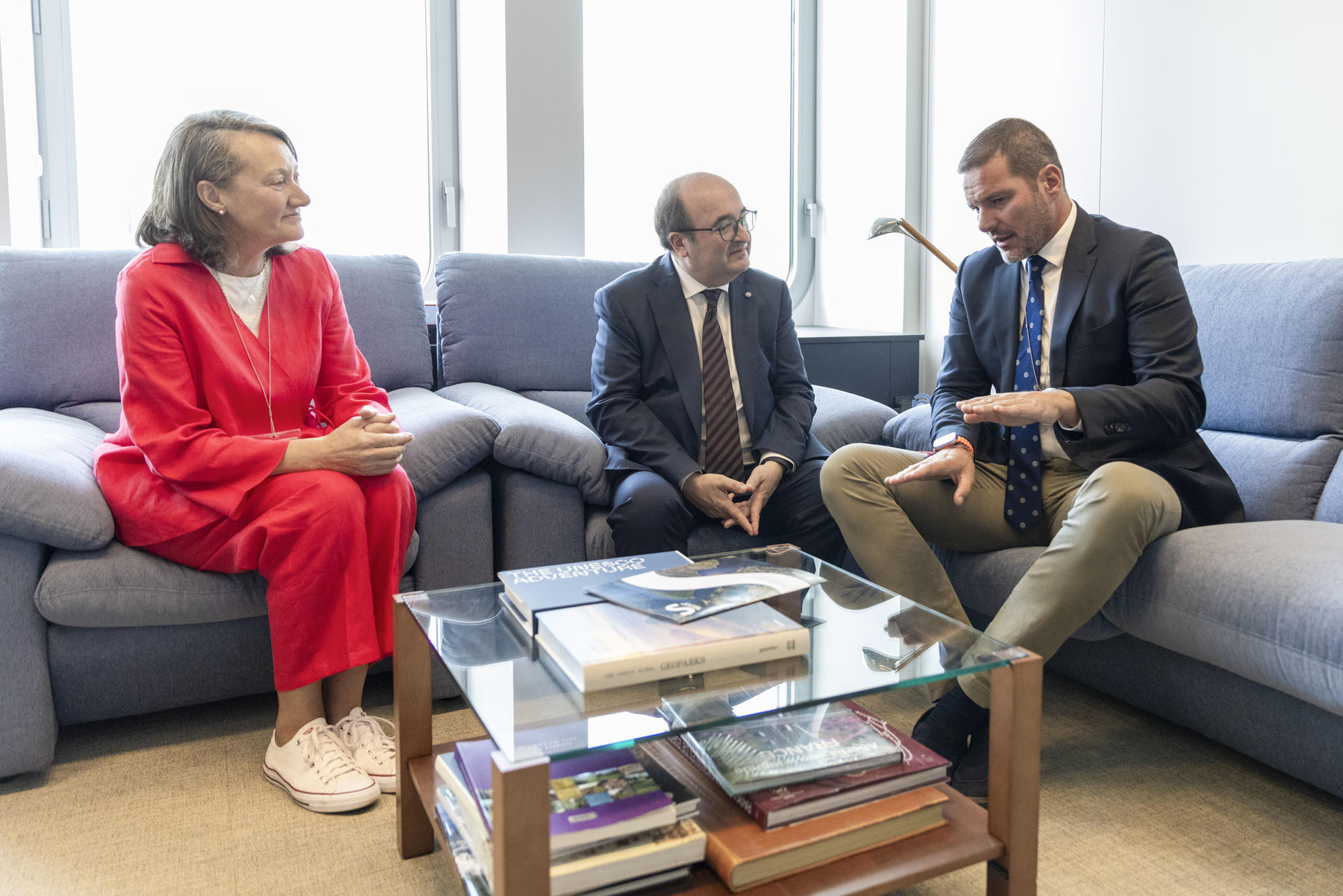 El consejero de Cultura de la Xunta de Galicia, José López Campos (d), este viernes en París con la directora general de Patrimonio Cultural, María del Carmen Martínez (i), y con el embajador de España en la UNESCO, Miquel Iceta. EFE/ Andre Pain
