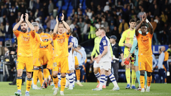 Los jugadores del Real Madrid aplauden a la afición tras el partido de la quinta jornada de LaLiga EA Sports entre la Real Sociedad y el Real Madrid, este sábado en el Real Arena de San Sebastián (País Vasco). EFE/Javi Colmenero
