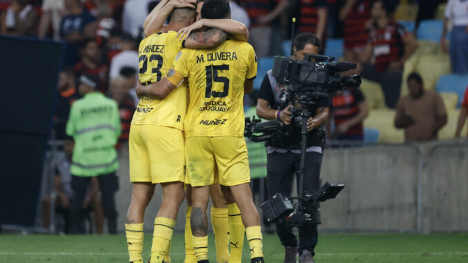 Jugadores de Peñarol celebran en el partido de ida de cuartos de final de la Copa Libertadores. EFE/ Antonio Lacerda
