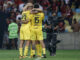 Jugadores de Peñarol celebran en el partido de ida de cuartos de final de la Copa Libertadores. EFE/ Antonio Lacerda