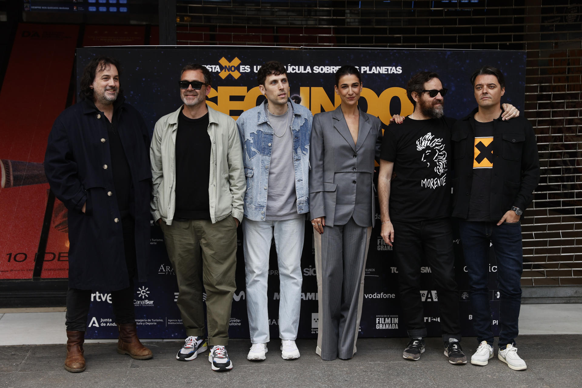 De izda a dcha: Los directores Isaki Lacuesta y Pol Rodríguez posan junto a los actores Cristalino, Stephanie Magnin; el guionista Fernando Navarro y el productor Cristóbal García con motivo del estreno de 'Segundo premio', este martes en Madrid. EFE/ Fernando Alvarado
