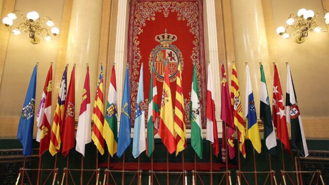 Imagen de archivo (09/09/2005) de la bandera nacional y las distintas banderas autonomicas en el antiguo salòn de plenos del Senado donde se celebró la II Conferencia de Presidentes. EFE/Javier Lizòn
