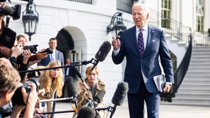 El presidente de Estados Unidos, Joe Biden, habla brevemente con los medios antes de partir de la Casa Blanca para un viaje de un día a Wilmington, luego a Filadelfia, en Washington, DC, EE. UU., el 16 de septiembre de 2024. EFE/EPA/Jim Lo Scalzo / POOL
