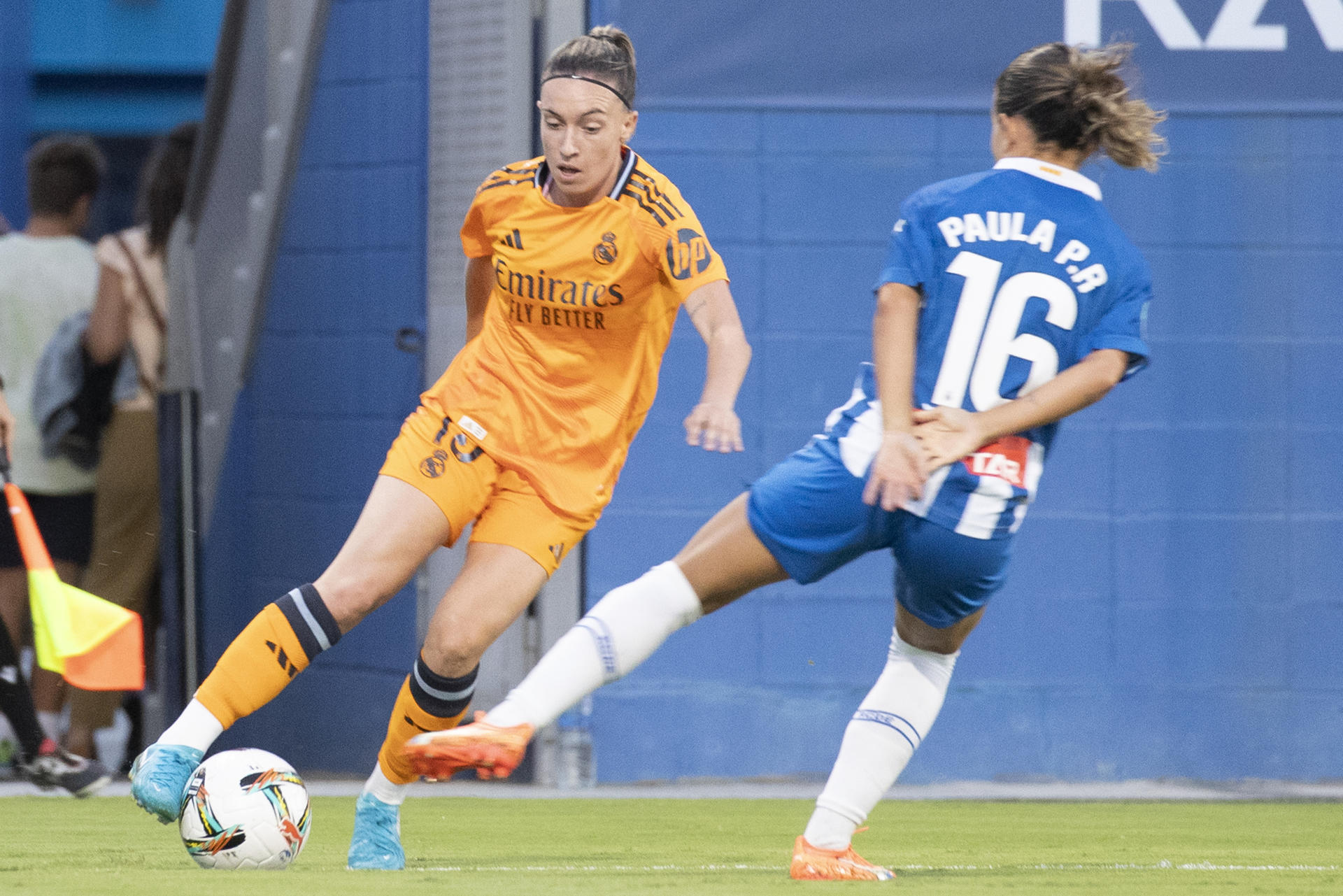 La defensa del Espanyol Paula Perea (d) disputa un balón con la centrocampista del Real Madrid Caroline Weir (i) durante el encuentro entre RCD Espanyol y Real Madrid de la primera jornada de la Liga F, este viernes en el estadio Ciudad Deportiva Dani Jarque de Sant Adrià de Besós (Barcelona). EFE/ Marta Pérez
