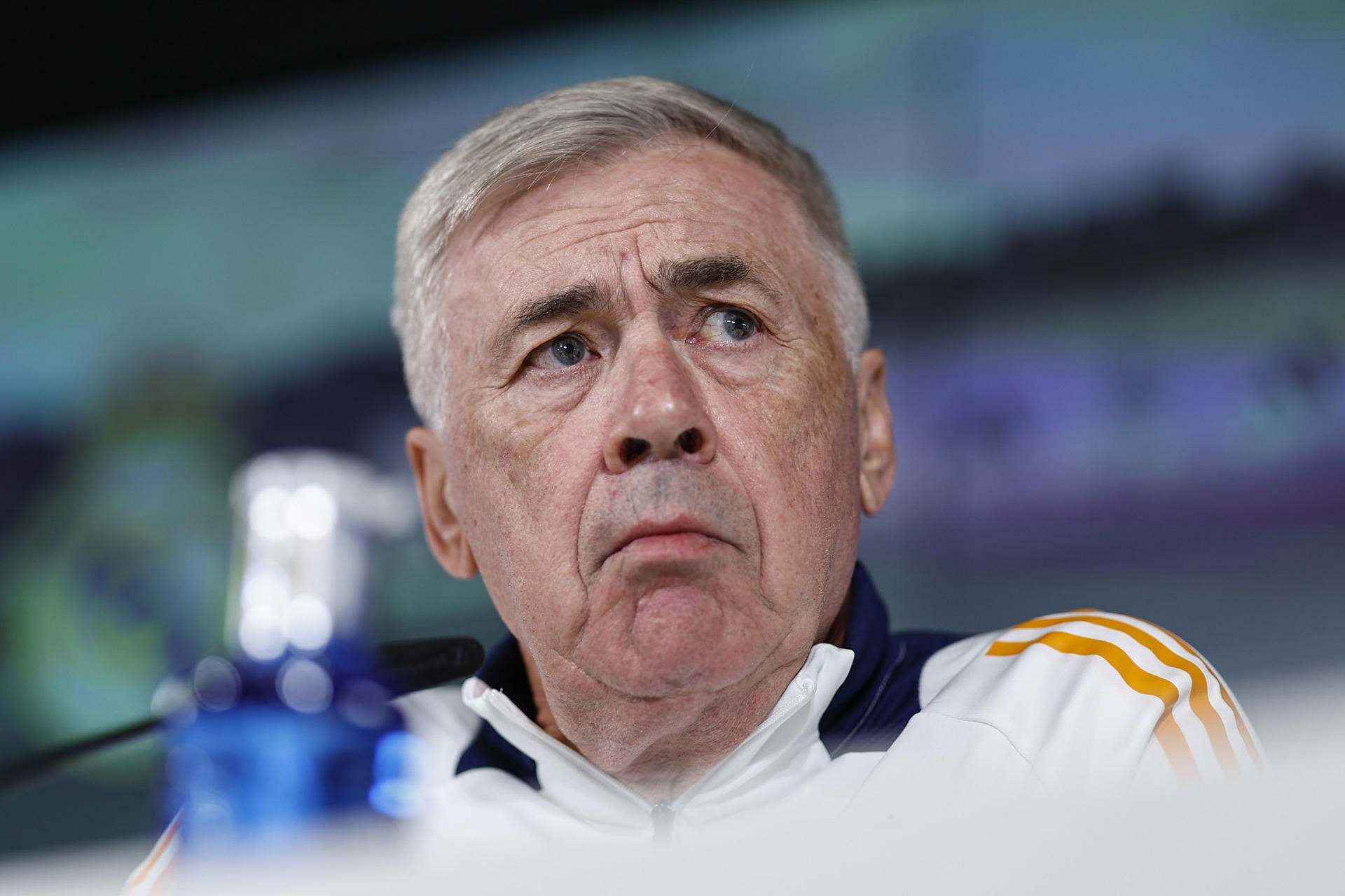 El entrenador del Real Madrid, Carlo Ancelotti, da una rueda de prensa tras el entrenamiento del equipo en la ciudad deportiva del club este viernes. EFE/ Rodrigo Jiménez
