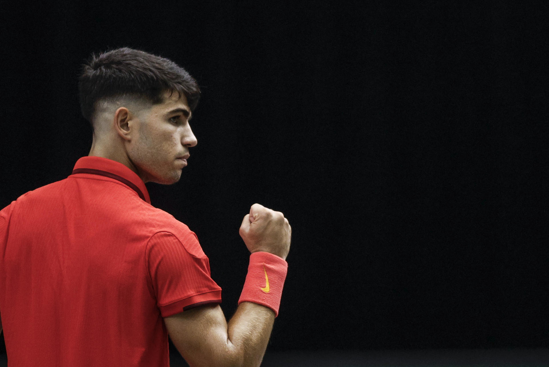 El jugador de la selección nacional de España, Carlos Alcaraz, celebra un punto ante el jugador de la República Checa, Tomas Machac, durante el segundo partido de individuales de la segunda jornada del Grupo B de las Finales de la Copa Davis. EFE/Kai Foersterling
