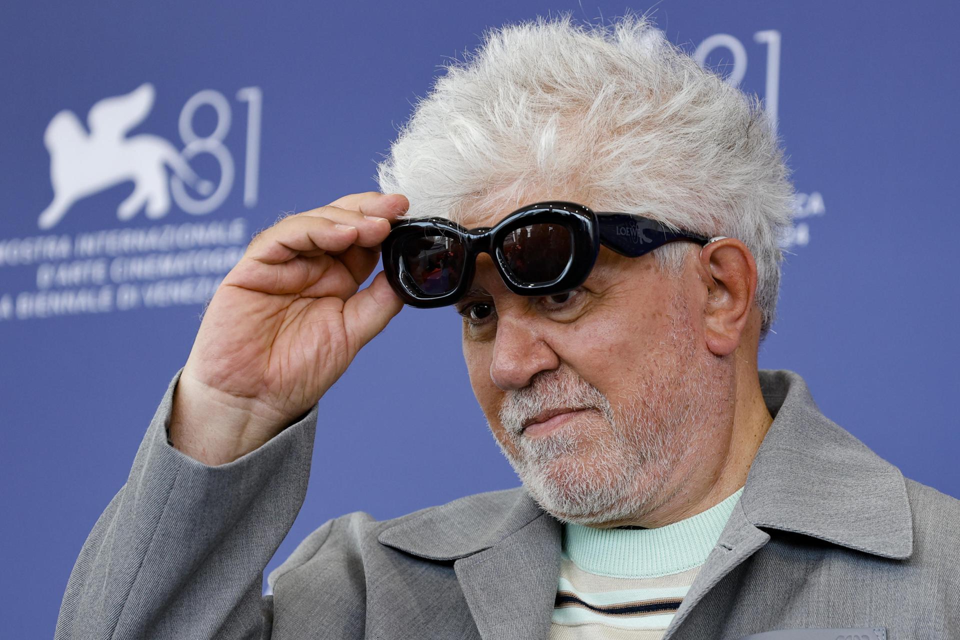 El cineasta y productor español Pedro Almodóvar posa en un photocall de 'La habitación de al lado' en el 81º Festival Internacional de Cine de Venecia, en Venecia, Italia, el 2 de septiembre de 2024. La película se presenta en la competición oficial 'Venezia 81' del festival que se celebra del 28 de agosto al 7 de septiembre de 2024. (Cine, Italia, Niza, Venecia) EFE/EPA/FABIO FRUSTAC
