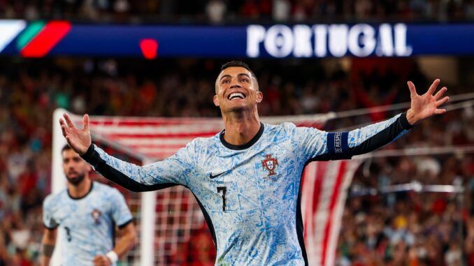 El delantero portugués Cristiano Ronaldo alcanzó los 900 goles en su carrera este jueves, al marcar el segundo tanto de Portugal en el partido de la Liga de Naciones ante Croacia. EFE/EPA/JOSE SENA GOULAO
