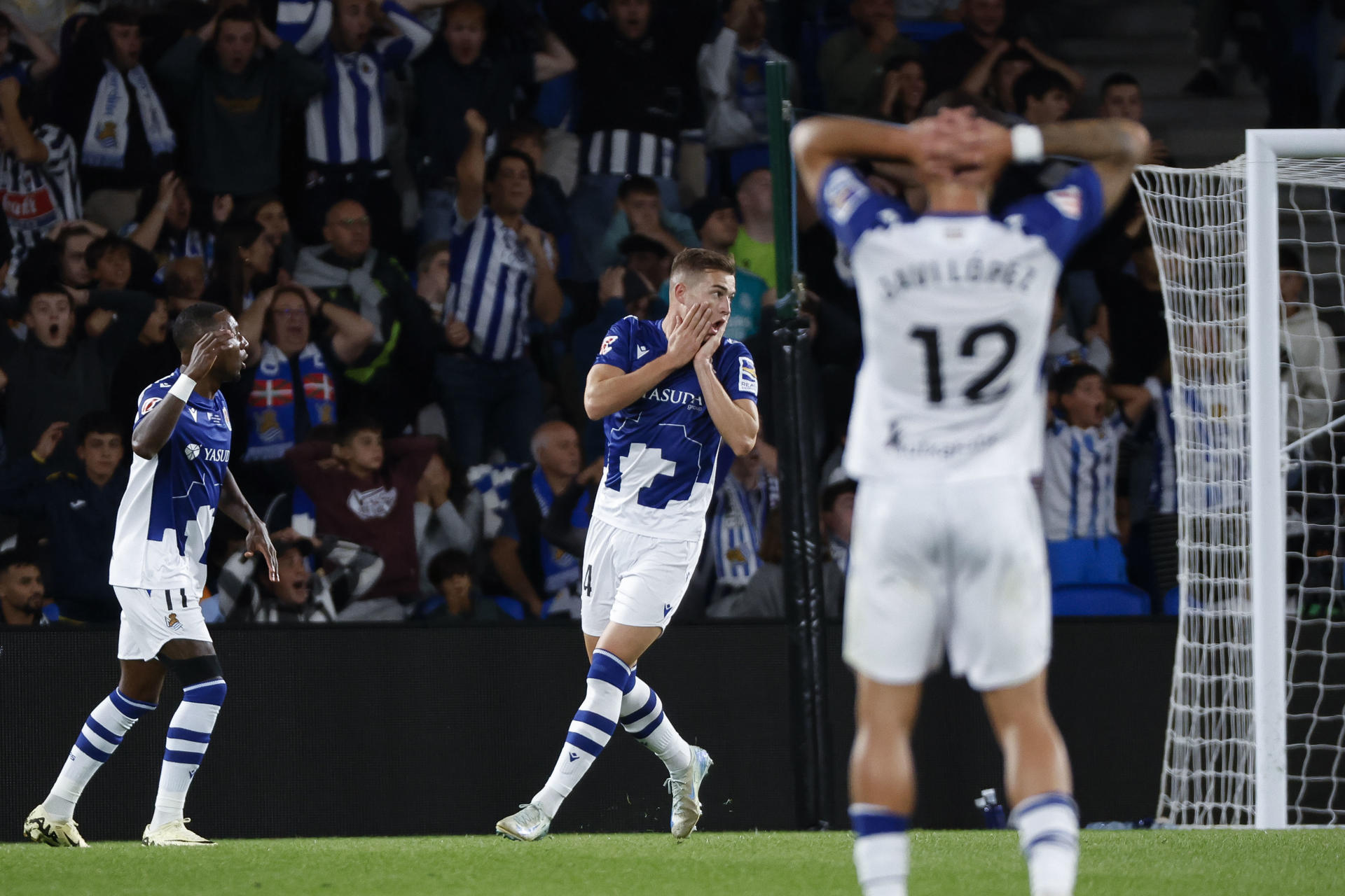 El centrocampista de la Real Sociedad Luka Sučić (c) reacciona tras una jugada este sábado, en el partido de LaLiga EA Sports, entre la Real Sociedad y el Real Madrid, en el Real Arena de San Sebastián (País Vasco). EFE/ Juan Herrero
