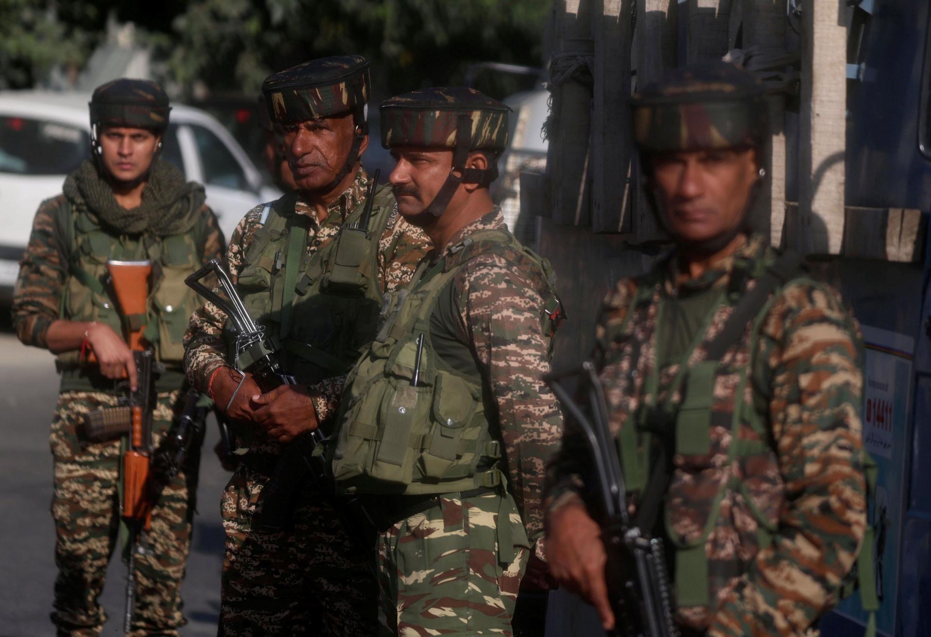 Soldados indios hacen guardia afuera de un colegio electoral, en Naira, en el distrito de Pulwama, en el sur de Cachemira. EFE/EPA/FAROOQ KHAN
