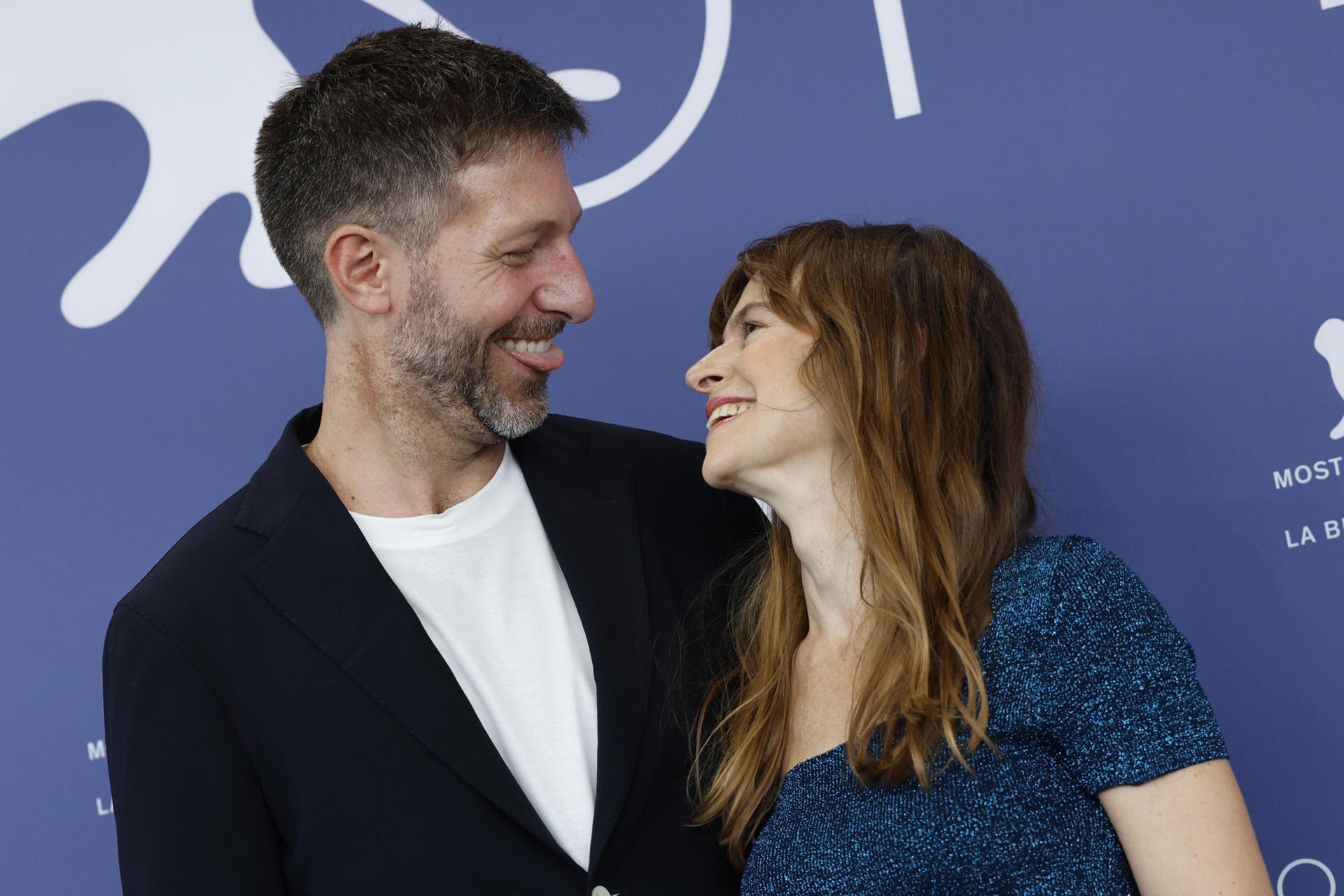 El actor argentino Santiago Fondevila Sancet y la cineasta italiana Maura Delpero posan en un photocall de 'Vermiglio' en el 81º Festival Internacional de Cine de Venecia, en Venecia, Italia, el 2 de septiembre de 2024. La película se presenta en la competición oficial 'Venezia 81' del festival que se celebra del 28 de agosto al 7 de septiembre de 2024. (Cine, Italia, Niza, Venecia) EFE/EPA/FABIO FRUSTAC
