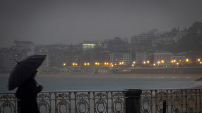 Vista de la playa de La Concha de San Sebastián, este viernes.EFE/Javier Etxezarreta
