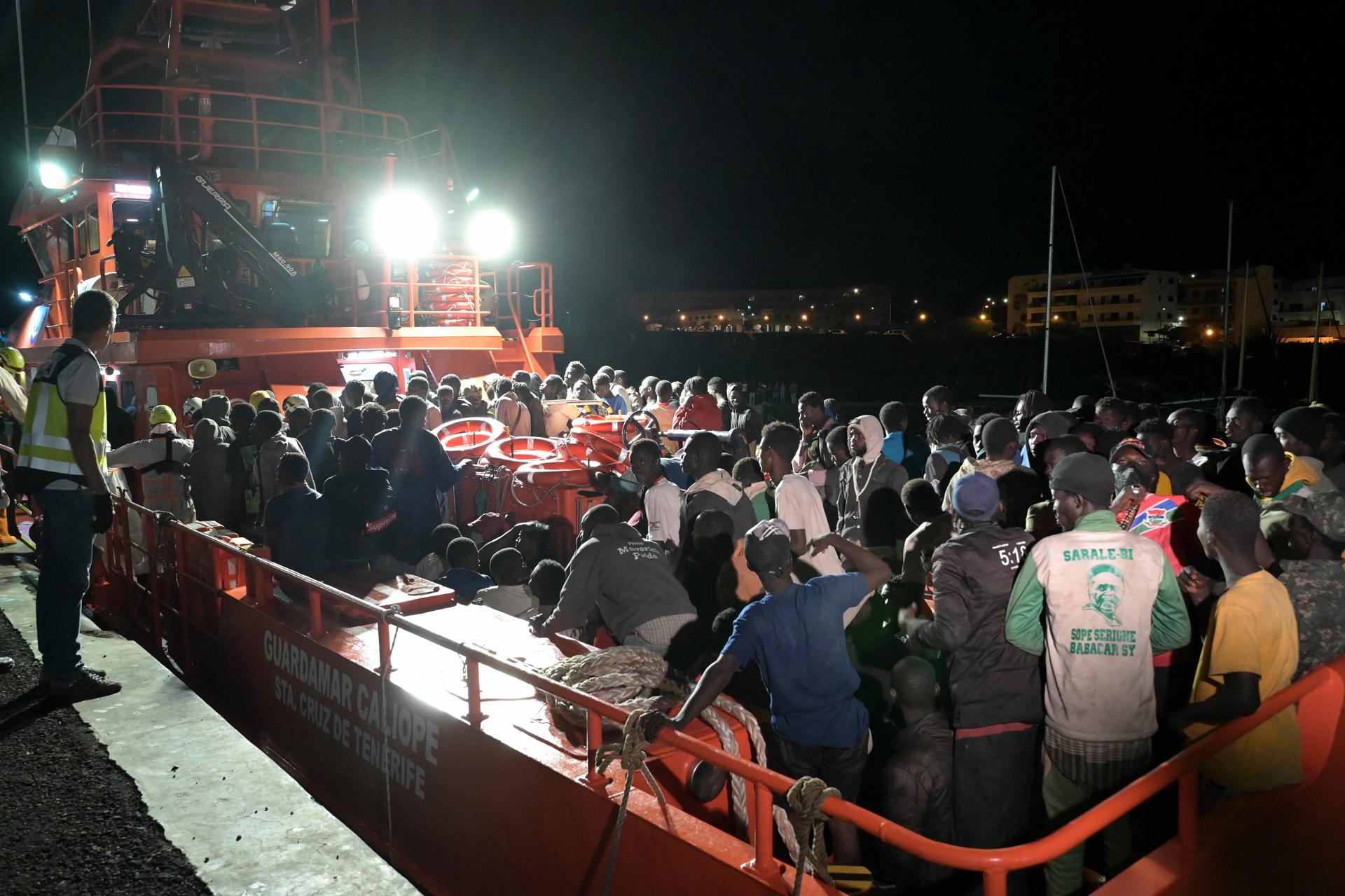 Dos embarcaciones de Salvamento Marítimo, la Salvamar Adhara y la Guardamar Caliope, han desembarcado esta noche en el puerto de La Restinga, en El Hierro, a 327 inmigrantes subsaharianos rescatados de dos cayucos localizados en el Atlántico, en aguas al sur de la isla. EFE/Gelmert Finol
