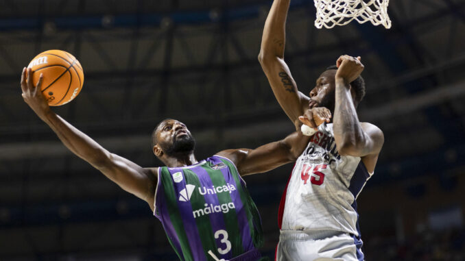 El ala-pívot canadiense del Unicaja Melvin Ejim (i) entra a canasta ante el ala-pívot estadounidense del Saski Baskonia Donta Hall durante el tercer partido del Torneo Costa del Sol disputado este sábado en el Palacio de Deportes José María Martín Carpena. EFE/ Carlos Díaz
