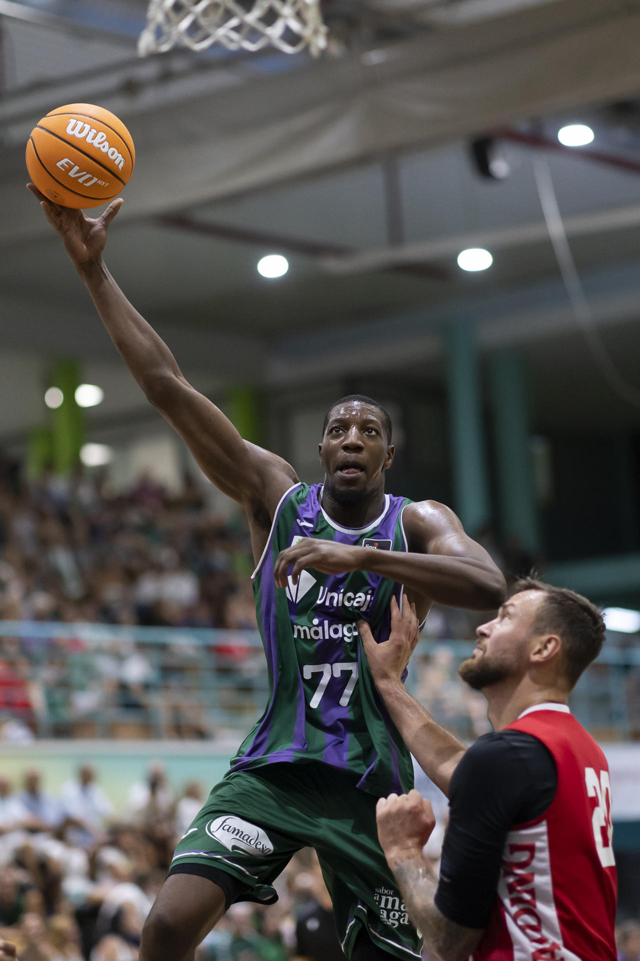 El pivot de Unicaja, Yankuba Sima (i), defendido por el pivot lituano del AS Mónaco, Donatas Motiejunas, durante el encuentro correspondiente al Torneo Costa del Sol disputado esta tarde en el Pabellón El Limón de Alhaurín de la Torre. EFE/Carlos Díaz.
