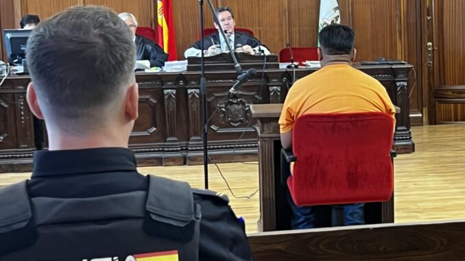 Un jurado popular enjuicia desde hoy en la Audiencia de Sevilla al hombre acusado de asesinar a su pareja en una vivienda de esta capital andaluza en 2022 y arrojar su cadáver a la orilla del río Guadalquivir, hechos por los que la Fiscalía pide para él un total de 29 años de cárcel.EFE/ Roberto Ruiz
