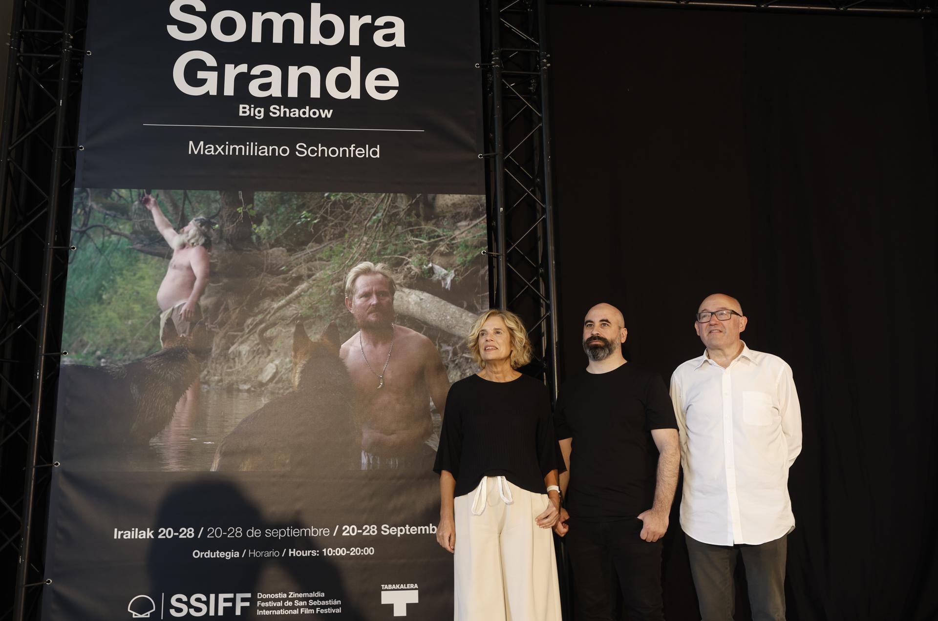 El director del Festival de San Sebastián, Jose Luis Rebordinos (d), acompañado de la directora de Tabakalera, Edurne Ormazabal (i), y del artista, Maximiliano Schonfeld (c), presentan este jueves 'Sombra grande', una videoinstalación inspirada en el universo del largometraje homónimo de Schonfeld, cuyo estreno mundial será en la sección Zabaltegi-Tabakalera de la 72ª edición del certamen. EFE/Juan Herrero.
