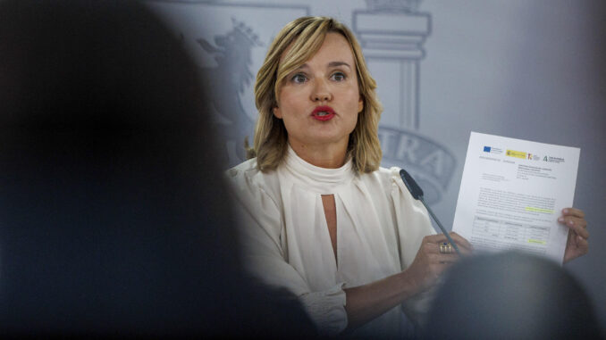 La ministra de Educación, Formación Profesional y Deportes y portavoz del Gobierno, Pilar Alegría (c), durante la rueda de prensa posterior a la reunión del Consejo de Ministros, este martes, en el complejo del Palacio de la Moncloa. EFE/ Sergio Pérez
