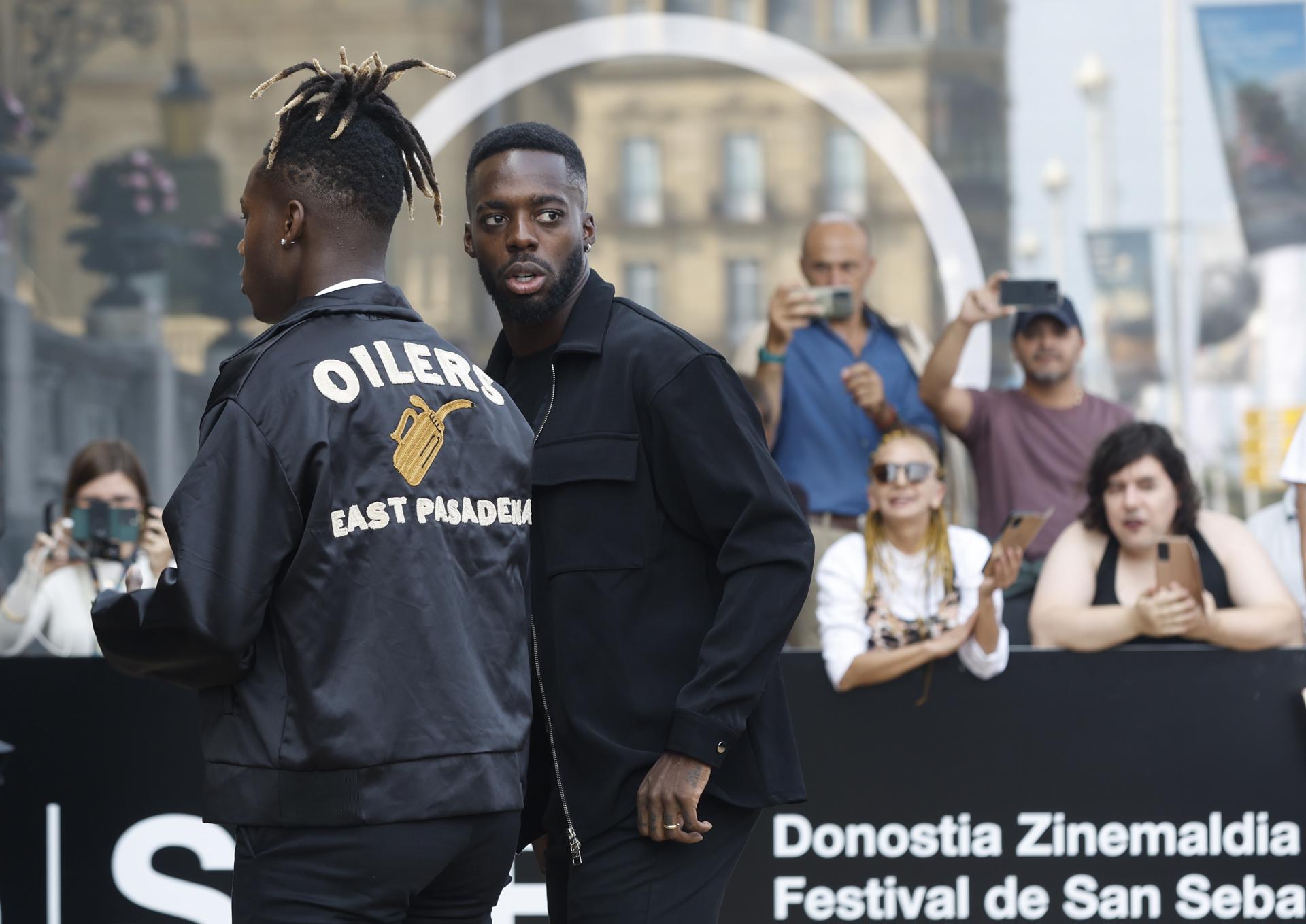 Los futbolistas Nico (i), e Iñaki Williams (d), a su llegada este viernes al hotel que aloja a los invitados de la 72 edición del Festival de Cine de San Sebastián. EFE/Juan Herrero.
