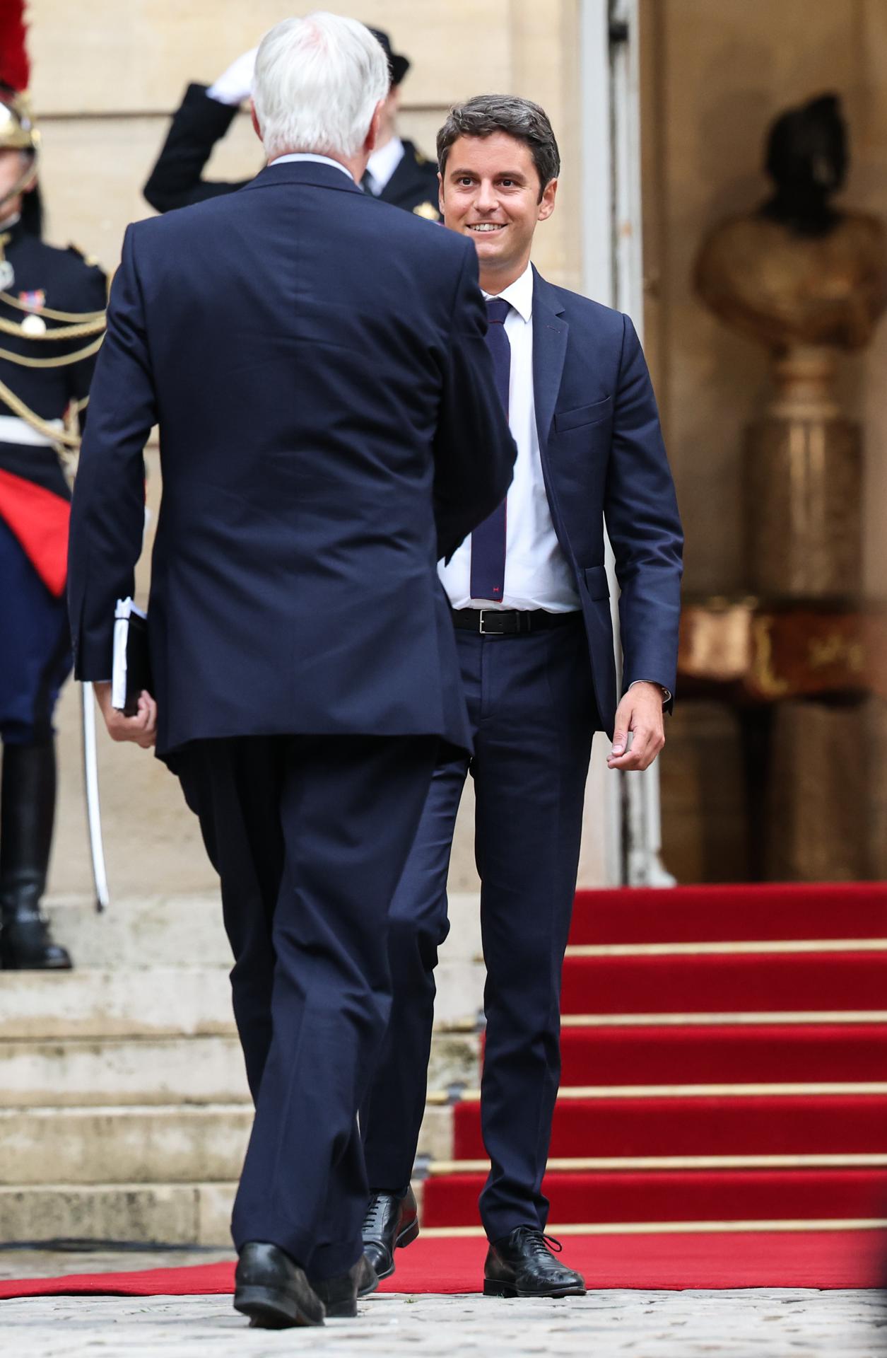 El primer ministro saliente de Francia, Gabriel Attal (derecha), saluda al recién nombrado primer ministro Michel Barnier (izquierda), durante la ceremonia de entrega en el Hotel Matignon en París, Francia, el 5 de septiembre de 2024. El presidente francés, Emmanuel Macron, nombró el 5 de septiembre al ex comisario europeo y negociador del Brexit, Michel Barnier, como nuevo primer ministro de Francia, 60 días después de la segunda vuelta de las elecciones legislativas que dieron como resultado una Asamblea Nacional sin mayoría. (Elecciones, Francia) EFE/EPA/MOHAMMED BADRA
